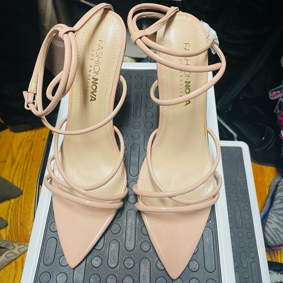 NWOT-Beautiful Strappy Sandals-Mauve colored - Picture 2 of 7